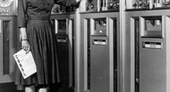 Scientist Grace Hopper explains Nanoseconds